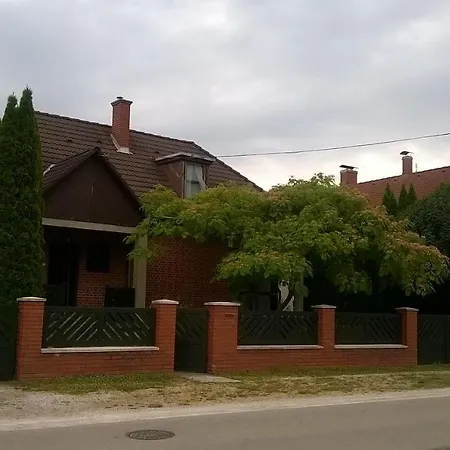 Апартаменты Lilla Apartman Балатонкерестур